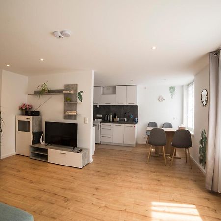 Schoene Ferienwohnung 54 M², Zentrumsnah, Kingbett エアフルト エクステリア 写真