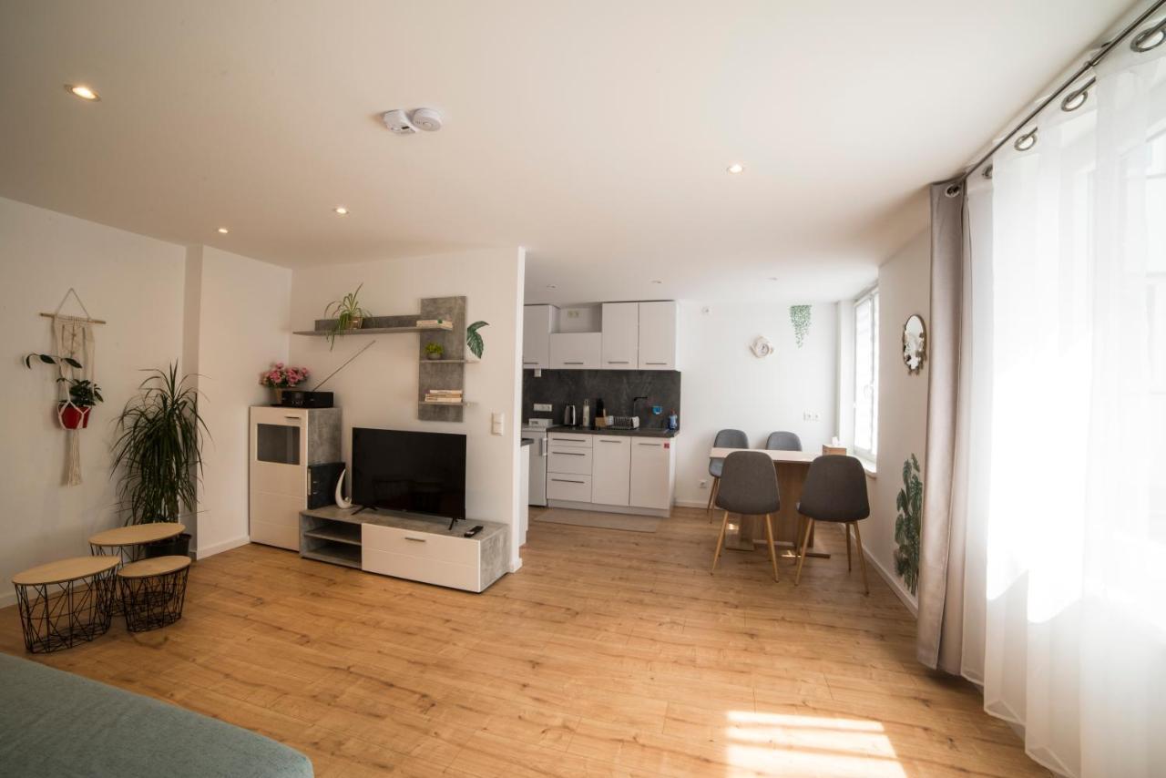 Schoene Ferienwohnung 54 M², Zentrumsnah, Kingbett エアフルト エクステリア 写真